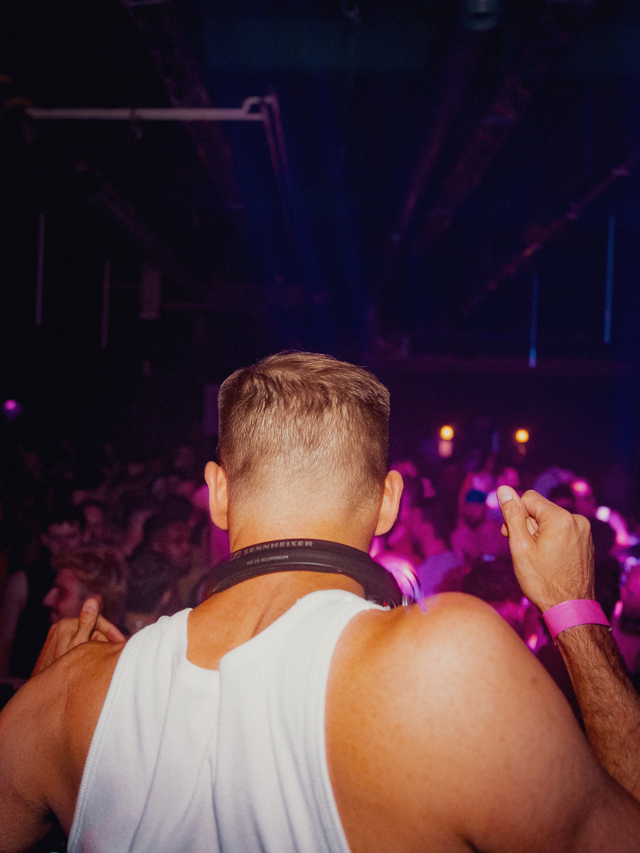 Absoluut facing the dance floor